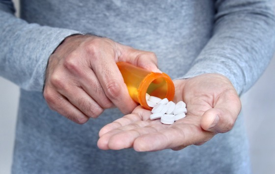 Hånd med pilleglas og tabletter. Type 2-diabetes tabletbehandling