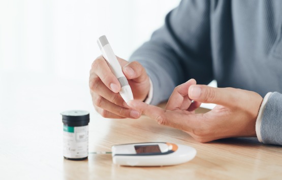 Billedet viser en mand, der måler sit blodsukker Diabetes: Blodsukkermåling